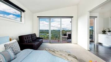 5 bedrooms, iron/ironing board, WiFi, bed sheets