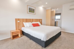 Deluxe kamer, 1 kingsize bed | Een kluis op de kamer, verduisterende gordijnen, geluiddichte muren