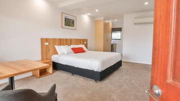 Deluxe Room, 1 King Bed | In-room safe, blackout curtains, soundproofing, iron/ironing board