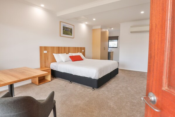 غرفة ديلوكس - سرير ملكي | خزنة داخل الغرفة وستائر تعتيم وتجهيزات عازلة للصوت ومكواة/لوح كي