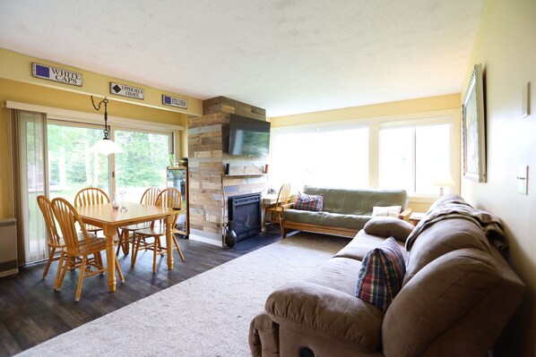 Smart TV, fireplace - Two Bedroom Condo Near Waterville Valley Town Square! (SS9V) (Waterville Valley)