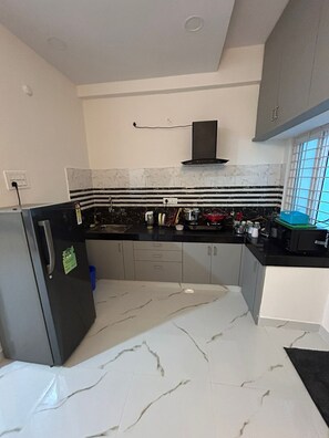 Standaard tweepersoonskamer | Privékeuken | Een koelkast met diepvriezer, een oven, een vaatwasser, een waterkoker