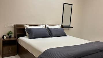 Standard Double Room | Egyptian cotton sheets, premium bedding, desk, iron/ironing board
