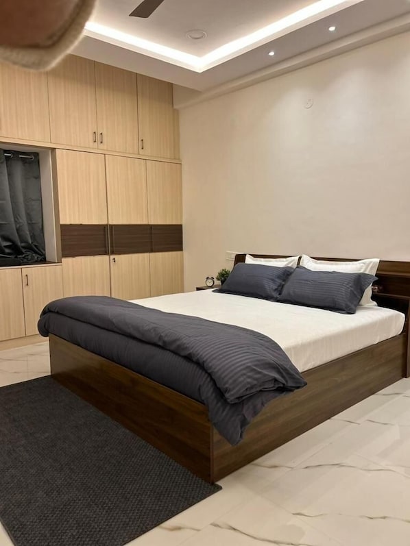 Chambre Double Standard | Draps en coton égyptien, literie de qualité supérieure, bureau