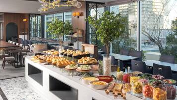 Desayuno buffet diario (JPY 3300 por persona)