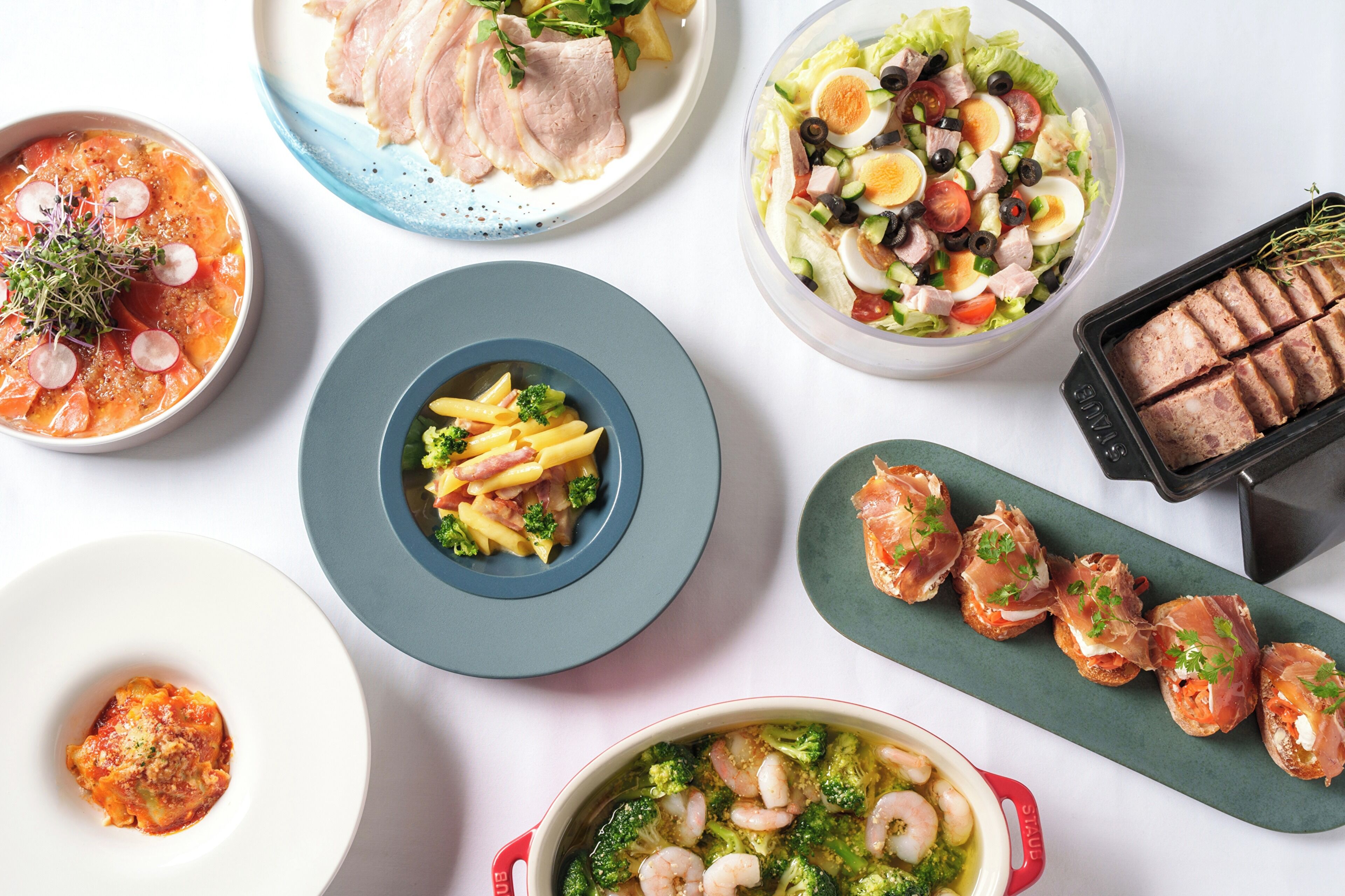 Variedad de platos, como pasta, mariscos y ensaladas.