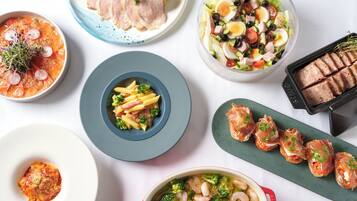 Variedad de platos, como pasta, mariscos y ensaladas.