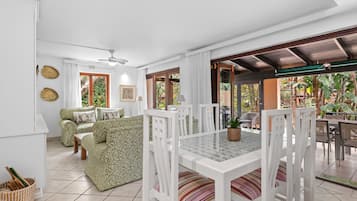 Villa – standard | Oppholdsområde | Flatskjerm-TV