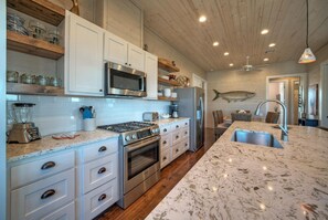 Refrigerador, microondas, horno, placa de cocina