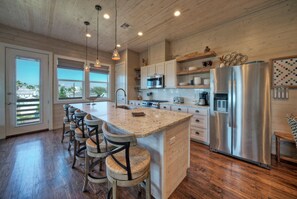 冷蔵庫、電子レンジ、オーブン、コンロ