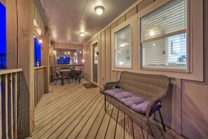 Interior - Kenna's Kabana by AvantStay | Walk to Beach (Port Aransas)