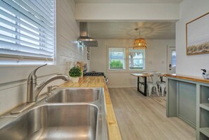 Fridge, microwave, oven, stovetop - Kenna's Kabana by AvantStay | Walk to Beach (Port Aransas)