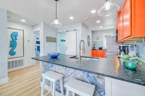 Fridge, microwave, oven, stovetop - Barefoot & Salty by AvantStay | Private Pool (Port Aransas)