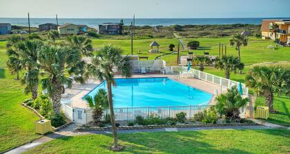Beachfront Retreat w/ 2 Pools + Tennis, Boardwalk| Pura Vida by AvantStay