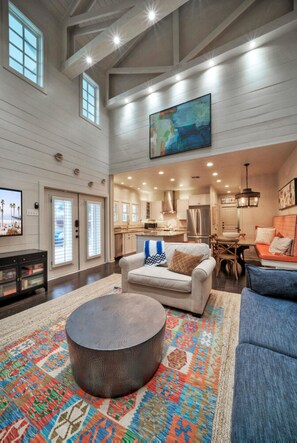 Smart TV - 16 Palms by AvantStay | Luxury Getaway, Backyard Oasis | Pool & Playscape Access (Port Aransas)