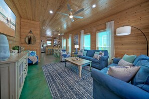 Smart TV - Pool, Patio, Blocks to the Beach | Golf Cart Zone | Daiquiri Daze by AvantStay (Port Aransas)