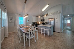 Dining - Peachy Palm by AvantStay | Huge Private Pool! (Port Aransas)