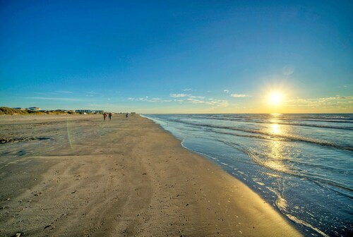 Beachfront Condo + 2 Pools + Pickleball | Steps to Beach | Cravin' Waves