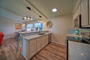 Fridge, microwave, oven, stovetop - Sun Beach by AvantStay | Private Pool, Near Beach (Port Aransas)
