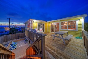 Outdoor dining - Sun Beach by AvantStay | Private Pool, Near Beach (Port Aransas)