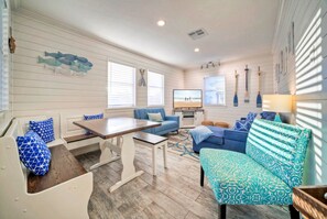 Smart TV, table football, offices - Dapper Dolphin by AvantStay | Pool, Game Room (Port Aransas)