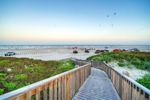 Port A Escape w/ Pools, Patio, Walk to Beach| La Concha by AvantStay