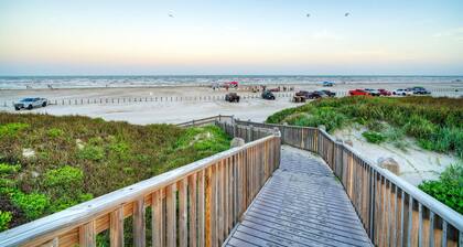 Port A Escape w/ Pools, Patio, Walk to Beach| La Concha by AvantStay
