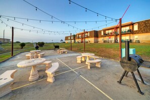 Outdoor dining - Port A Escape w/ Pools, Patio, Walk to Beach| La Concha by AvantStay (Port Aransas)