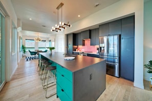 Fridge, microwave, oven, stovetop - Modern Design, 3 Mins to the Beach | Boat Parking | The Beach Box by AvantStay (Port Aransas)