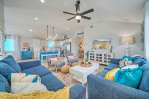 Smart TV, table football - Mins to Beach + Private Pool | Golf Cart Zone | Game Room | Sleeps 12 (Port Aransas)