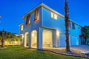 Exterior - Pool, Walkable to Old Town Eateries, Nightlife, Shops | Palm Palace by AvantStay (Port Aransas)