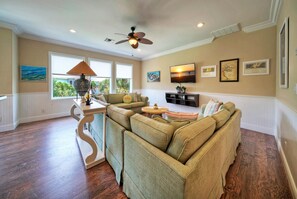 Smart TV - Pool, Walkable to Old Town Eateries, Nightlife, Shops | Palm Palace by AvantStay (Port Aransas)