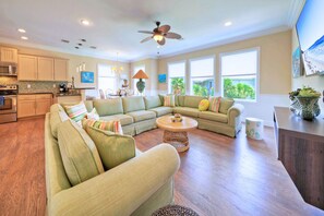 Smart TV - Pool, Walkable to Old Town Eateries, Nightlife, Shops | Palm Palace by AvantStay (Port Aransas)