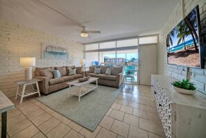 Smart TV - Stay Palm by AvantStay | Boardwalk, Pool (Port Aransas)