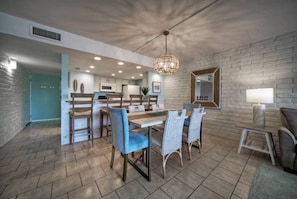 Dining - Stay Palm by AvantStay | Boardwalk, Pool (Port Aransas)