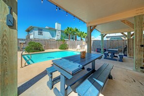 Outdoor dining - Salty Peach by AvantStay | Private Pool, New Decor (Port Aransas)
