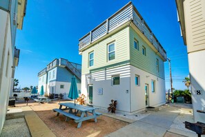 Outdoor dining - Stella Maris by AvantStay | Rooftop View + Pool (Port Aransas)