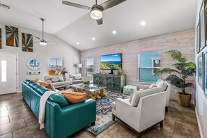 Smart TV - Beach House • Private Pool + Golf Cart Zone + Walk to Beach | Rum Runner (Port Aransas)