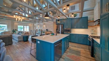 Kylskåp, mikrovågsugn, ugn och spishäll