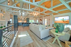 Smart TV - Private Pool, Walk to Beach, 6BDR, Main+Guest House | Third Sandbar by AvantStay (Port Aransas)