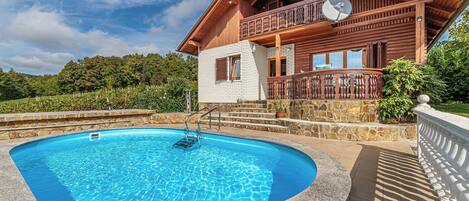 Perhetalo, useita makuuhuoneita, vuorten lähellä (Pool Villa Adonis) | Uima-allas | Ulkouima-allas