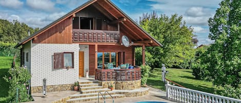 Maison familiale, plusieurs chambres, cÎté montagne (Pool Villa Adonis) | Extérieur