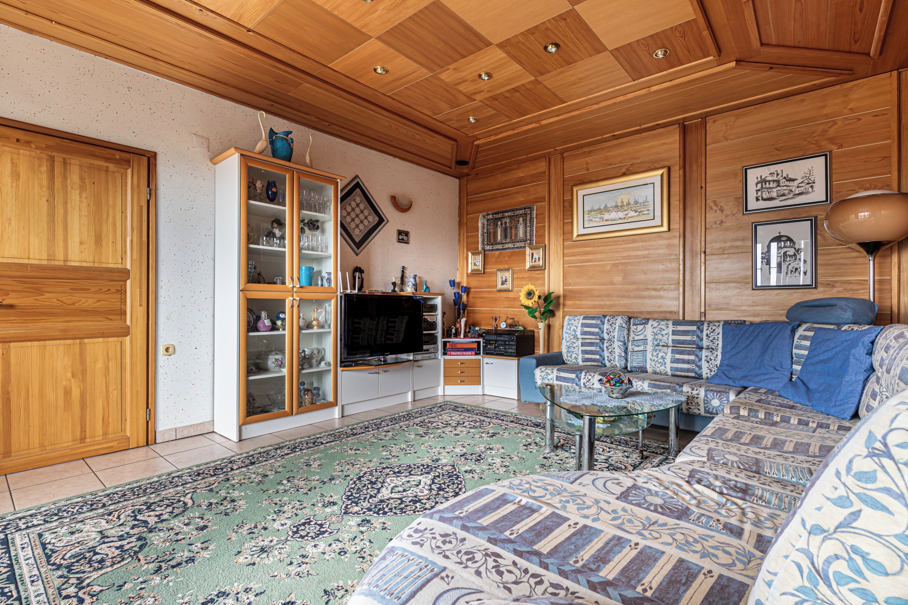 تلفزيون بشاشة مسطحة بحجم 21-بوصة يعرض قنوات تلفزيونية رقمية، تلفزيون