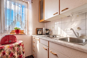 Family House, 3 Bedrooms, Microwave, Mountainside (Pool Chalet Adonis w/ Panoramic Views) | Private kitchen - Pool Chalet Adonis w/ Panoramic Views (Semič)