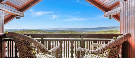 Maison familiale, 3 chambres, four à micro-ondes (Pool Chalet Adonis w/ Panoramic Views) | Terrain de l’hébergement