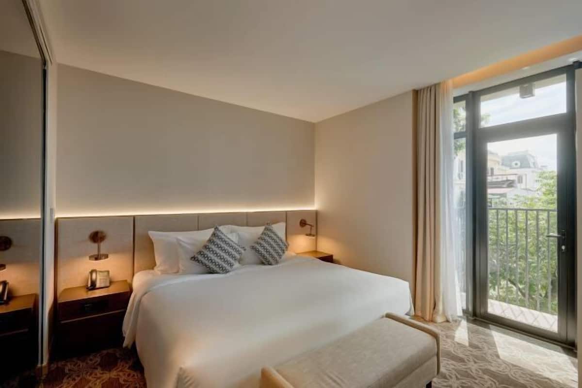 Frigobar, cofres nos quartos, escrivaninha, cortinas blackout