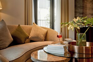 Luksussuite, 1 kingsize-seng, byutsikt | Oppholdsområde | En 55-tommers LCD-TV med kabel-kanaler