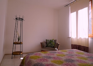 2 Schlafzimmer, Reisekinderbett, kostenloses WLAN, Bettwäsche