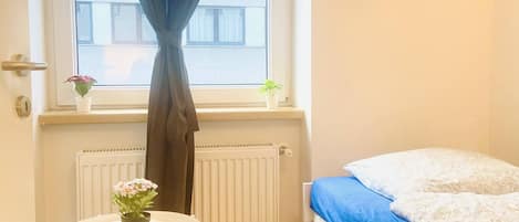 1 dormitorio, tabla de planchar con plancha, wifi y ropa de cama