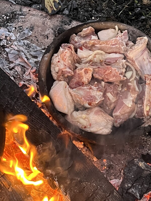 Raw chicken pieces on a metal tray over an open fire. - Bakhmaro (Bakhmaro)